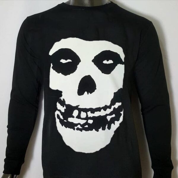 polera manga larga misfits skull