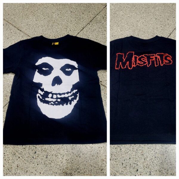 polera manga corta color negro niño misfits skull